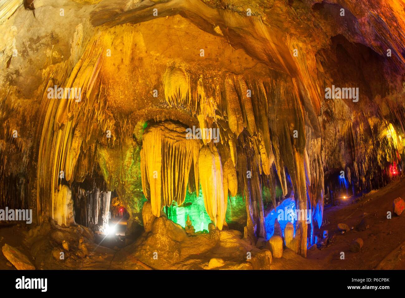 Die farbenprächtige Sinterbildungen in Khao Bin Höhle in Thailand. Stockfoto