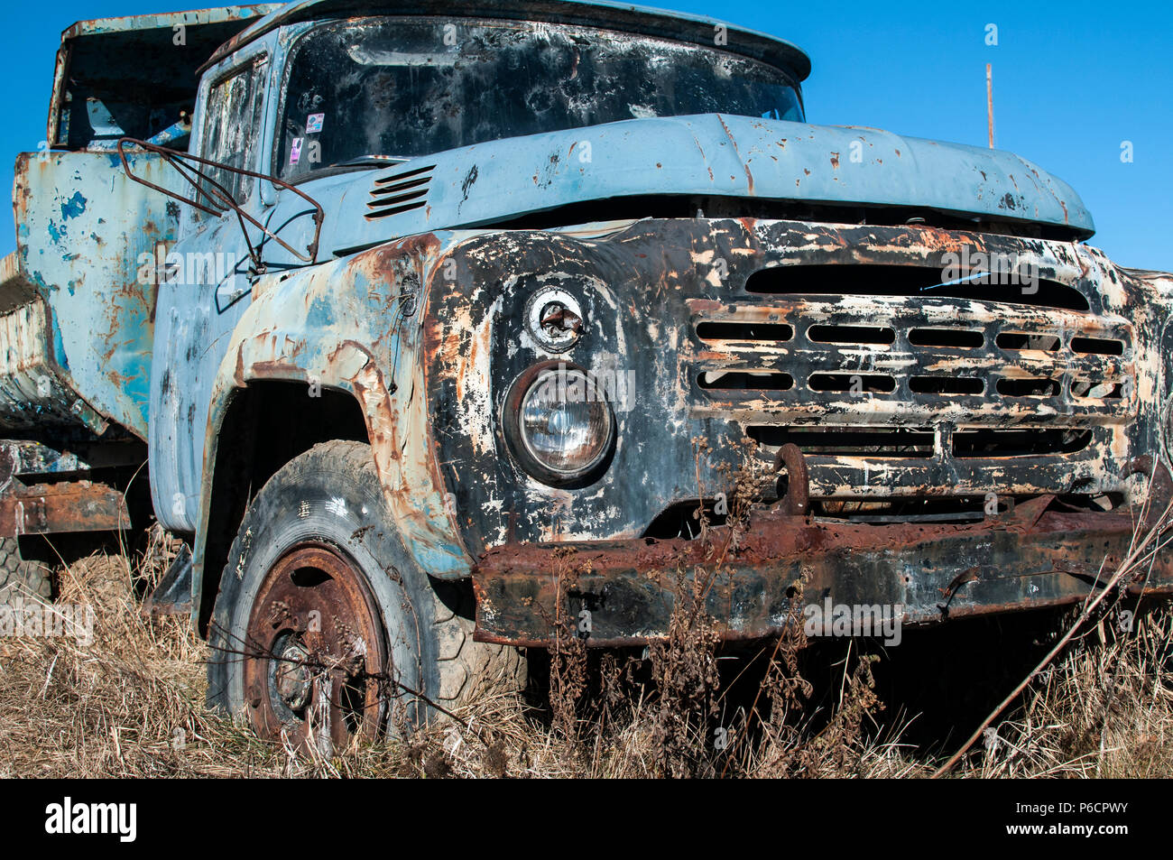 Alten, verlassenen dreckig kaputt vintage Truck in der Mitte der paintball  Feld Spielplatz Stockfotografie - Alamy
