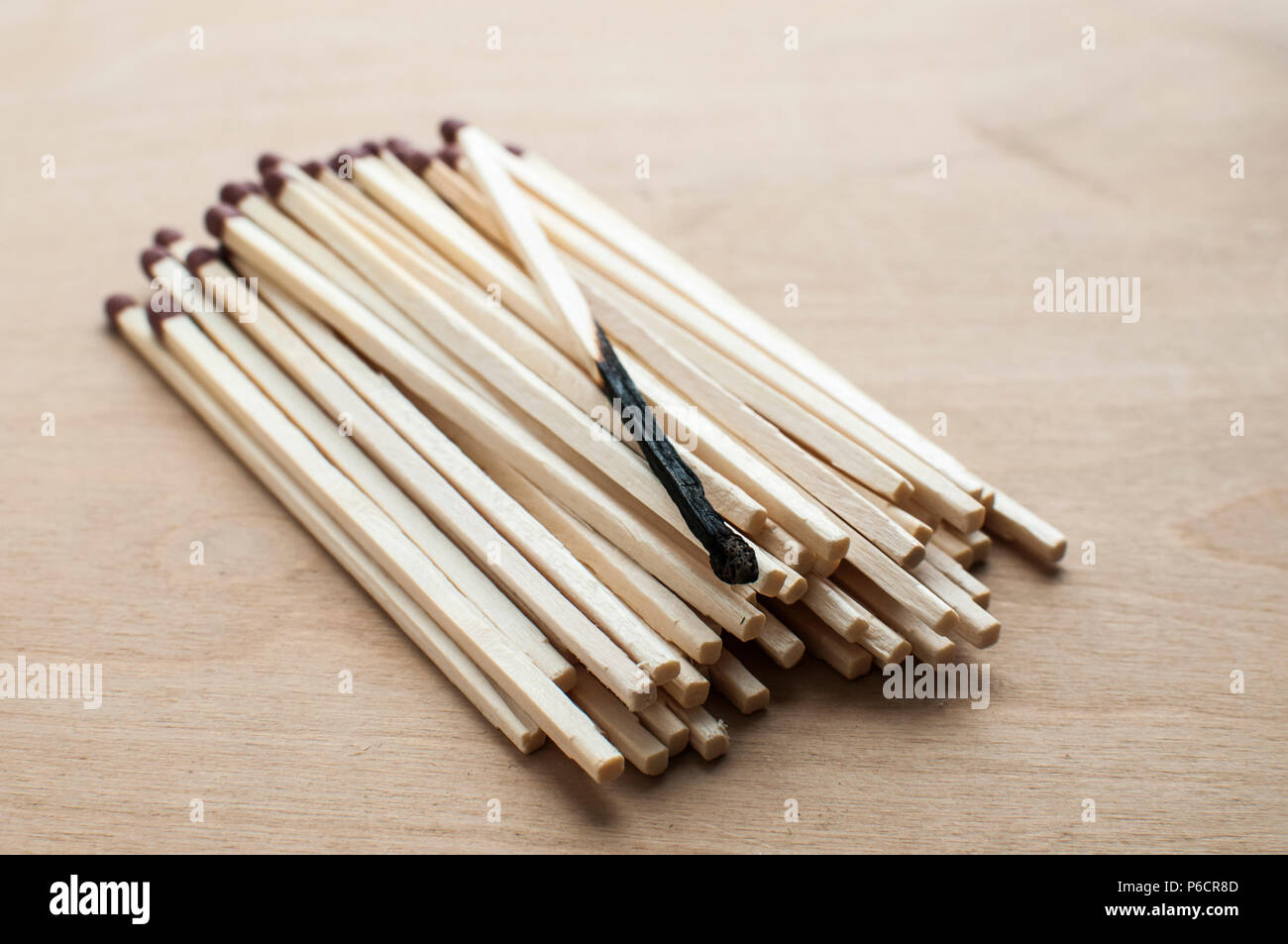 Verbrannt und den ganzen Kopf langen hölzernen Sicherheit matchsticks auf hölzernen Hintergrund Stockfoto