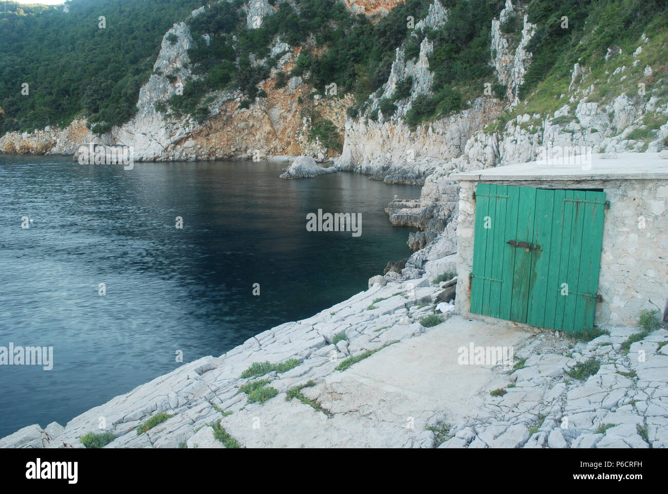 Der Tore des Fischer Lagerhäuser an der Ostküste von Istrien, Kroatien Stockfoto