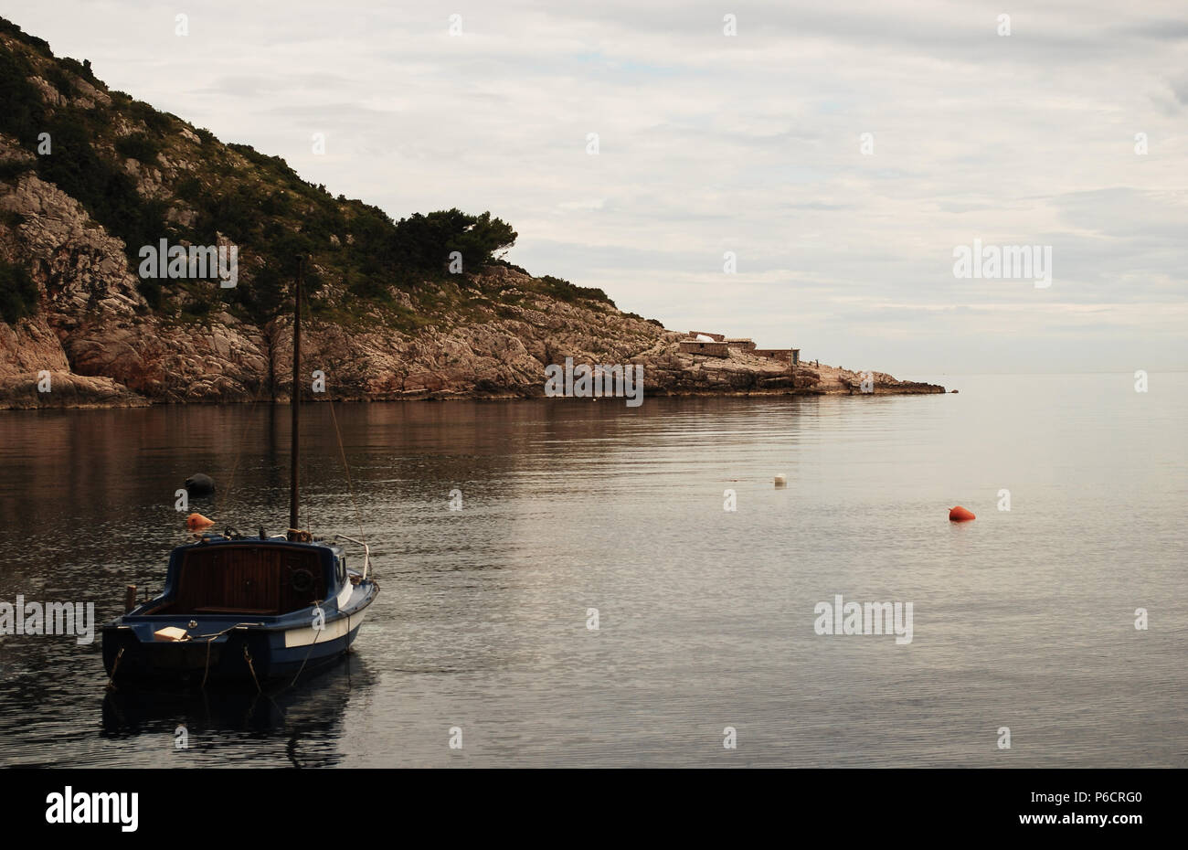Einen kleinen Hafen mit Anlegestellen für Boote auf der Insel Pag, Kroatien Stockfoto