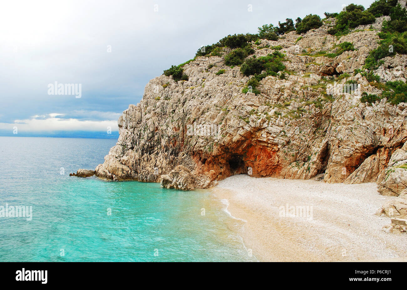 Die felsige Küstenlinie und dem kristallklaren und transparenten Meer Wasser des östlichen Istrien, Kroatien Stockfoto