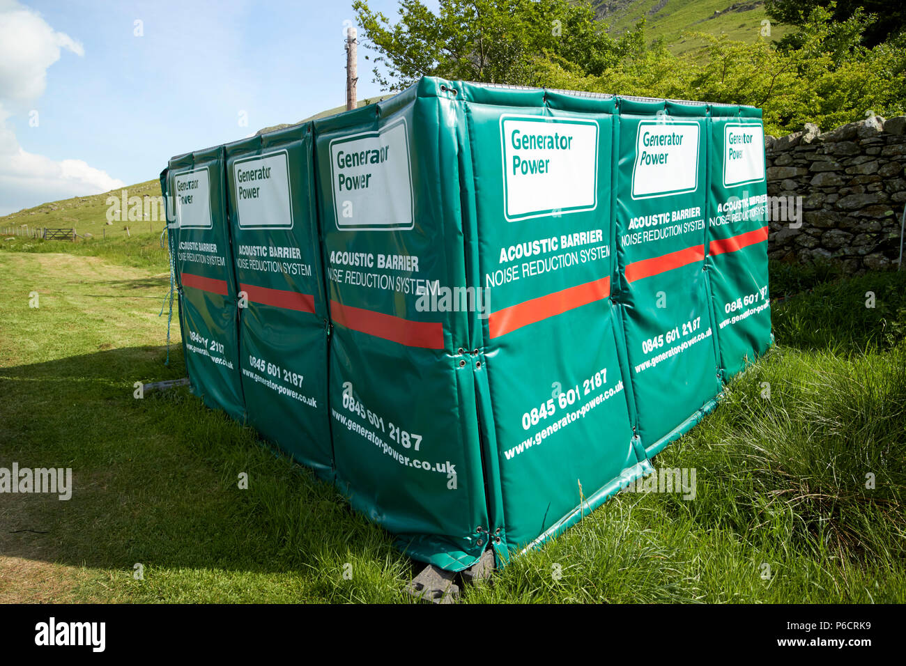 Akustische Barriere Noise Reduction System um eine temporäre Stromerzeuger in der Lake District, Cumbria England Großbritannien Stockfoto