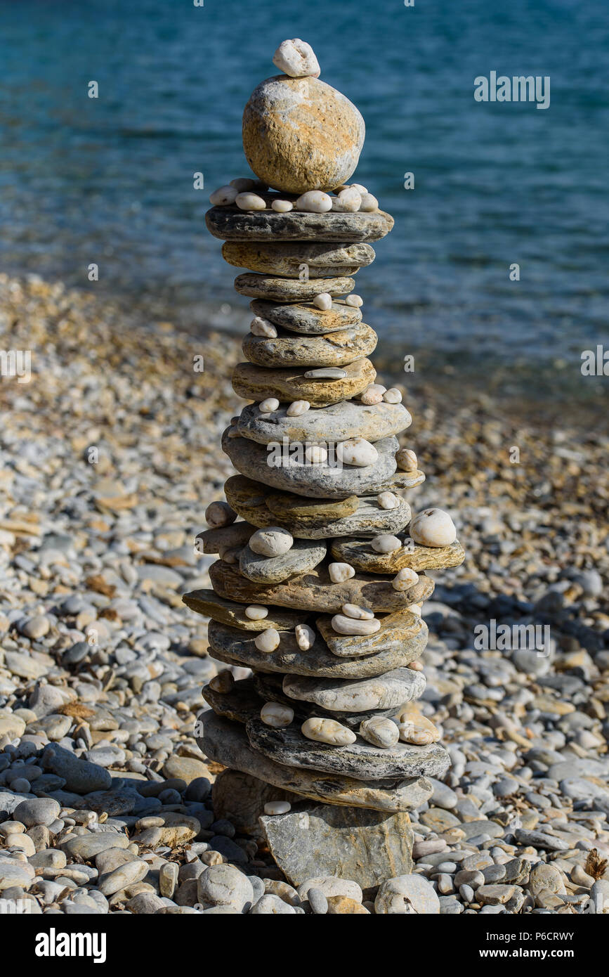 Stapel der Steine am Strand Stockfoto