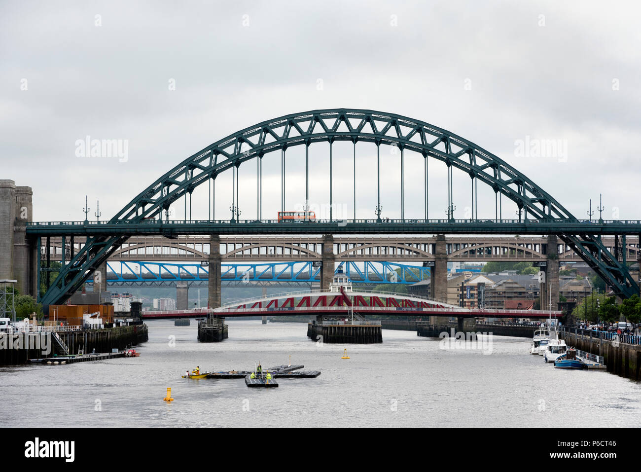 Den Fluss Tyne, zeigt die Tyne Bridge, die Swing Bridge und die Hohe Brücke, Newcastle-upon-Tyne, Großbritannien Stockfoto