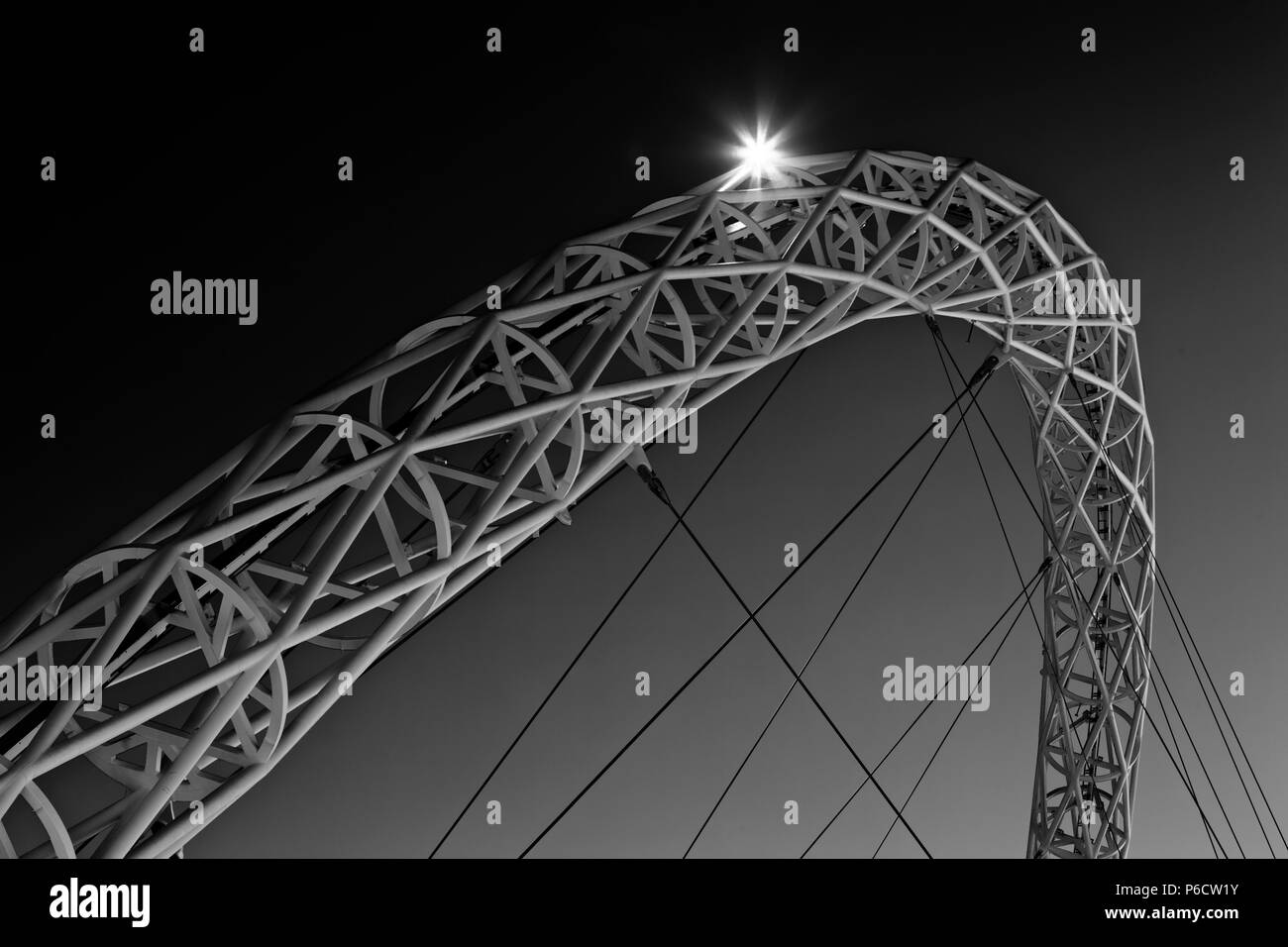 Der Stahl Bogen von Wembley Stadium als "Wembley arch" unterstützt die Dachkonstruktion ist 134 Meter (440 ft) hoch mit einer Spannweite von 317 Meter (1.040 Stockfoto
