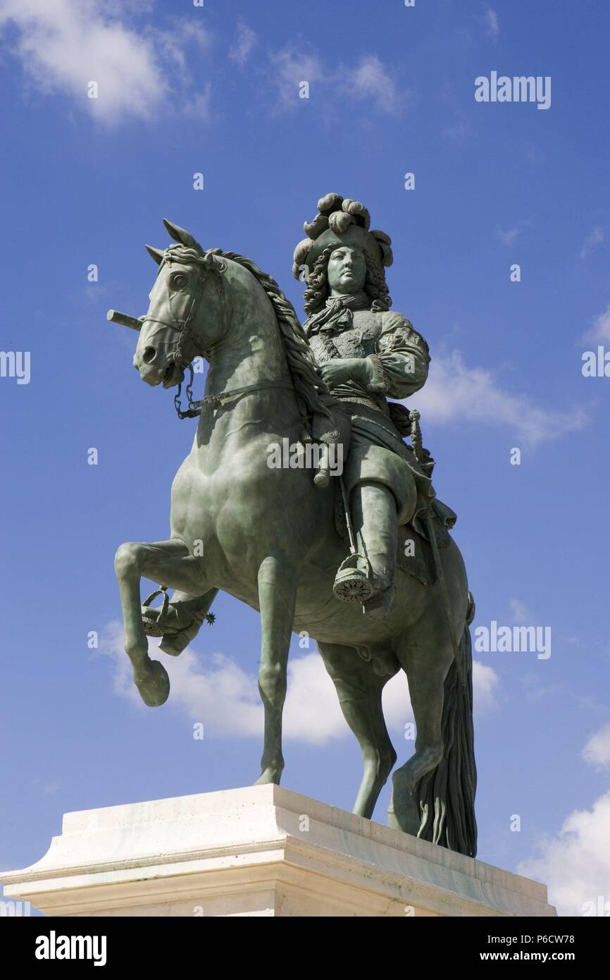 LUIS XIV. LLAMADO EL REY SOL. REY DE FRANCIA. 1638-1715. REINO DESDE EL AÑO 1643 CON CINCO AÑOS. ESTATUA ECUESTRE LA ENTRADA DEL PALACIO DE VERSALLES. Stockfoto