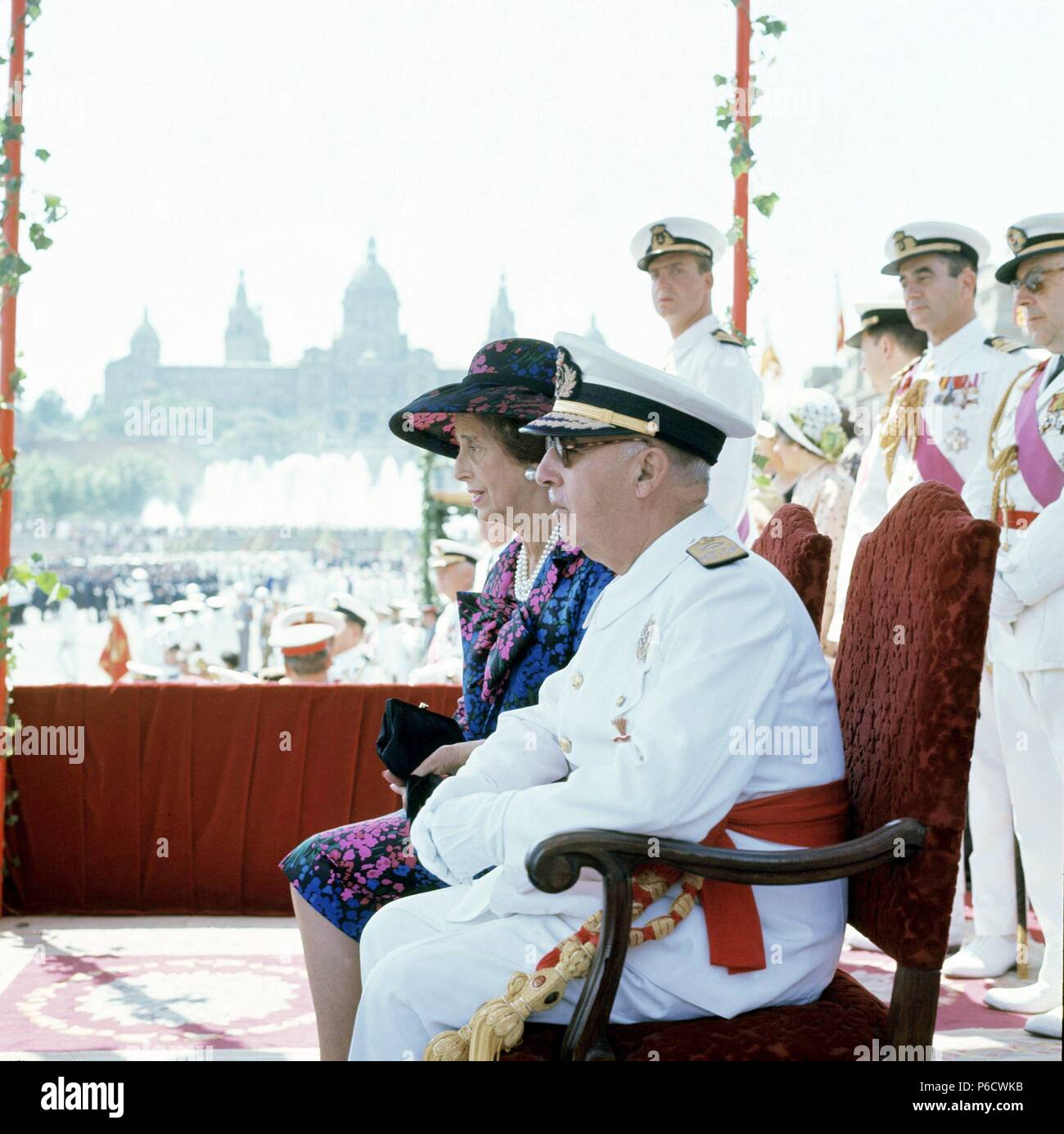 FRANCO Bahamonde, Francisco. MILITAR Y POLITISCH ESPAÑOL. EL FERROL 1892-1975. JEFE DE ESTADO ESPAÑOL 1937-1975. INAGURACION FERIA DE MUESTRAS. BARCELONA. JUNTO A SU MUJER CARMEN POLO. Stockfoto