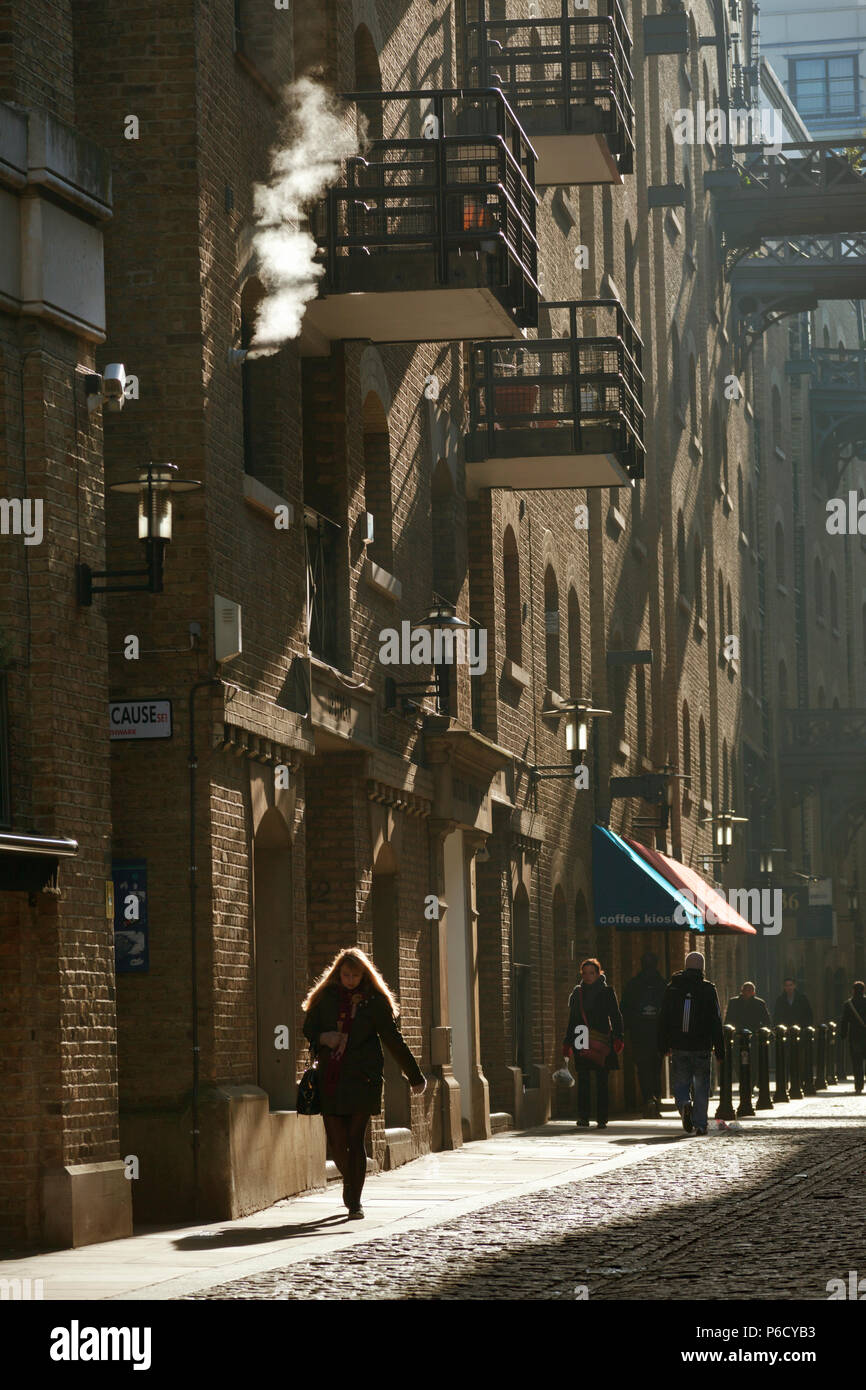 Am frühen Morgen Licht in Shad Thames die laufenden von der Tower Bridge Straße hinter der konvertierten ware Häuser von Butlers Wharf. Bermonsey, London. Stockfoto