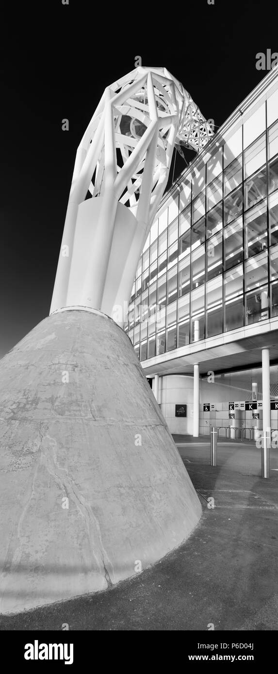 Der Betonfuß des Stahlbogens des Wembley-Stadions, bekannt als der „Wembley-Bogen“, unterstützt die Dachkonstruktion und ist 134 Meter (440 Fuß) hoch. Stockfoto