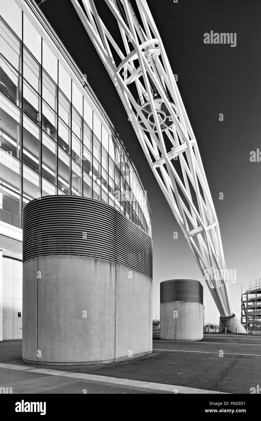 Der Stahl Bogen von Wembley Stadium als "Wembley arch" unterstützt die Dachkonstruktion ist 134 Meter (440 ft) hoch mit einer Spannweite von 317 Meter (1.040 Stockfoto