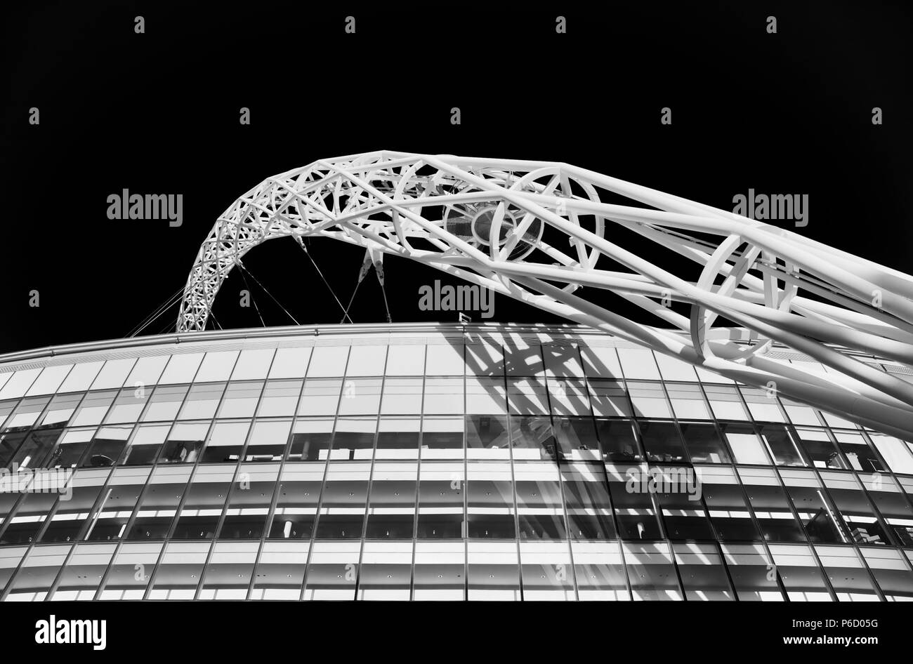 Der Stahl Bogen von Wembley Stadium als "Wembley arch" unterstützt die Dachkonstruktion ist 134 Meter (440 ft) hoch mit einer Spannweite von 317 Meter (1.040 Stockfoto