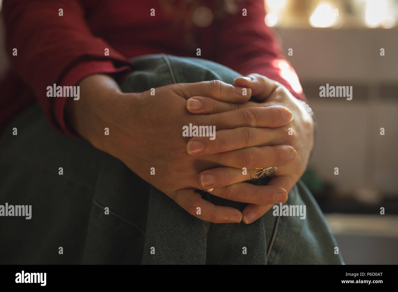 Reife Frau zu Hause entspannen Stockfoto