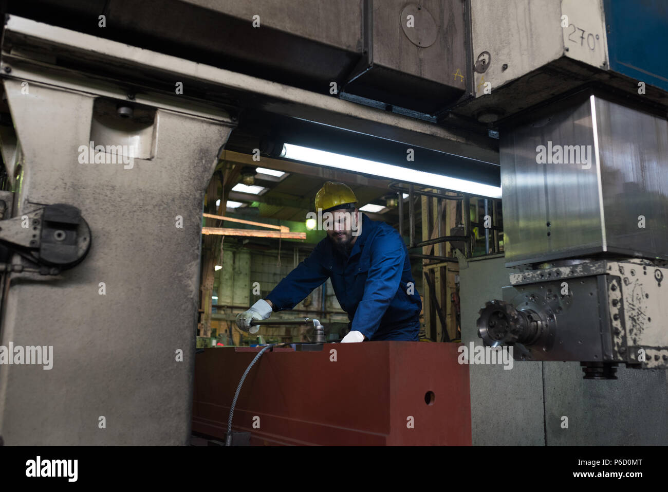 Techniker in arbeitsschutzausrüstungen Schneiden von Metall Stockfoto