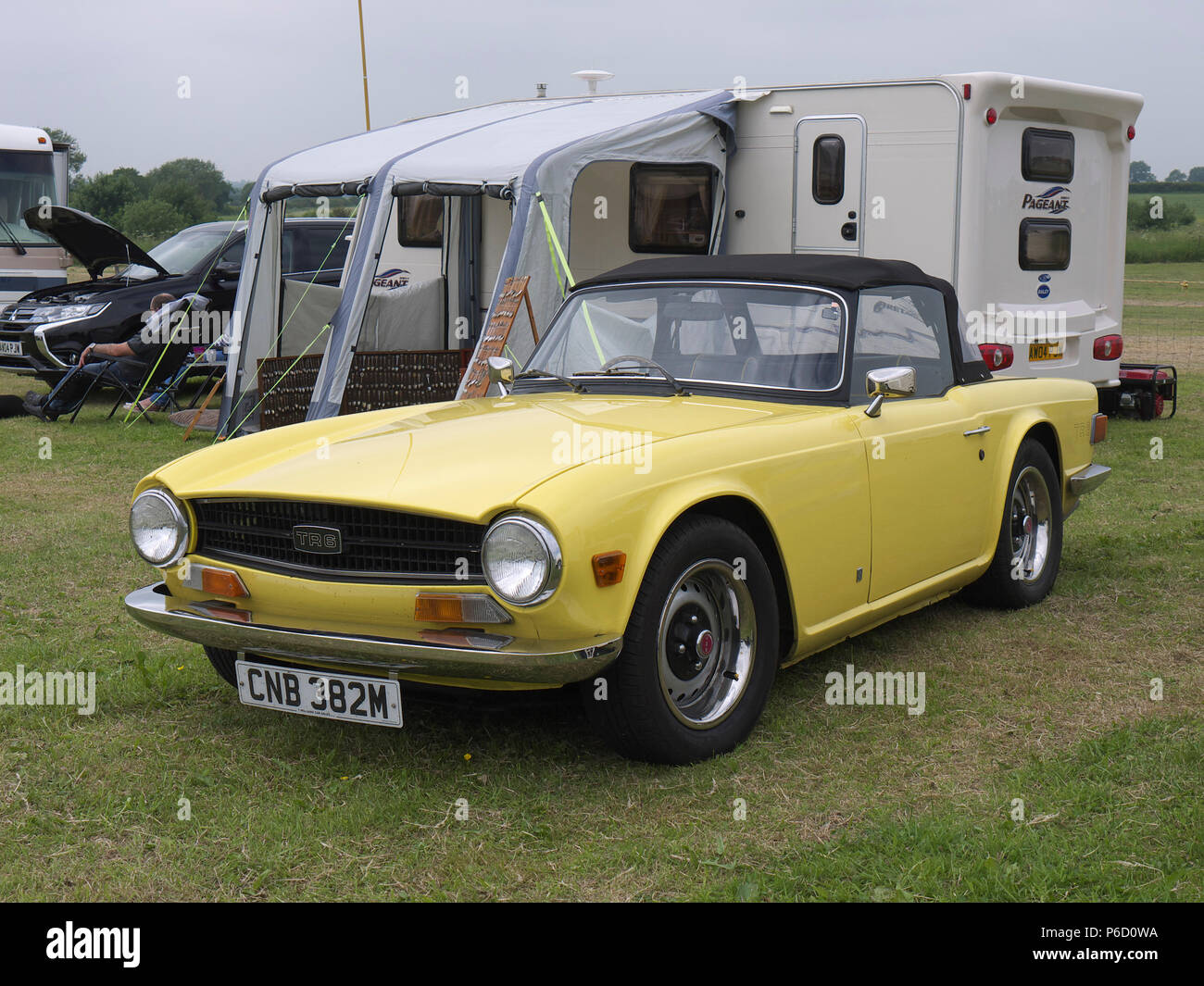 Classic 1973/74 TR6 am Fir Park Kotflügel und Räder zeigen Stockfoto