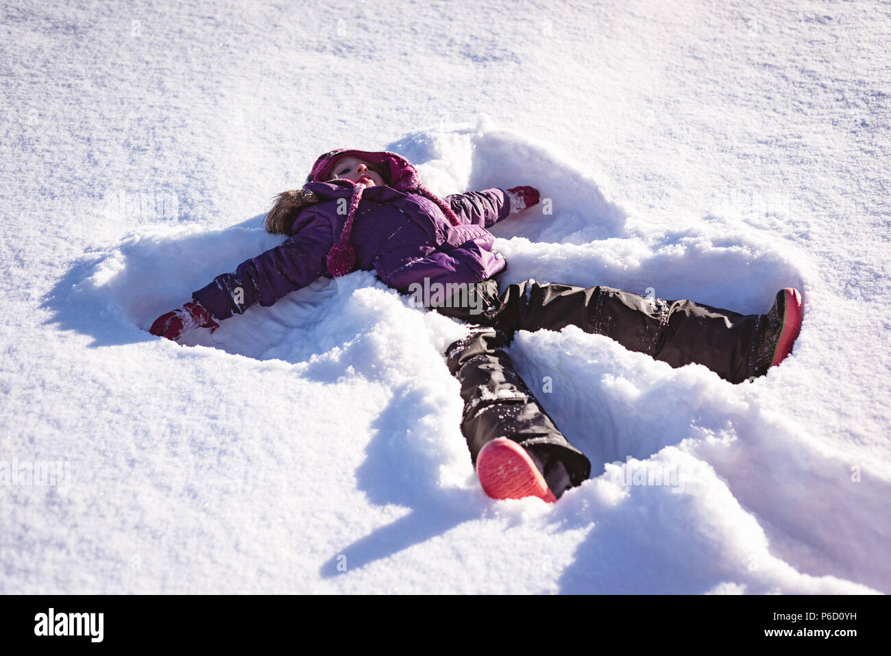 Sorglose Mädchen spielen im Schnee. Stockfoto