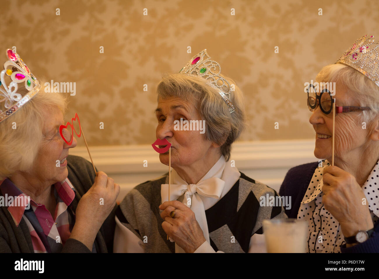 Senior Freunden Spaß zu Hause in Stockfoto