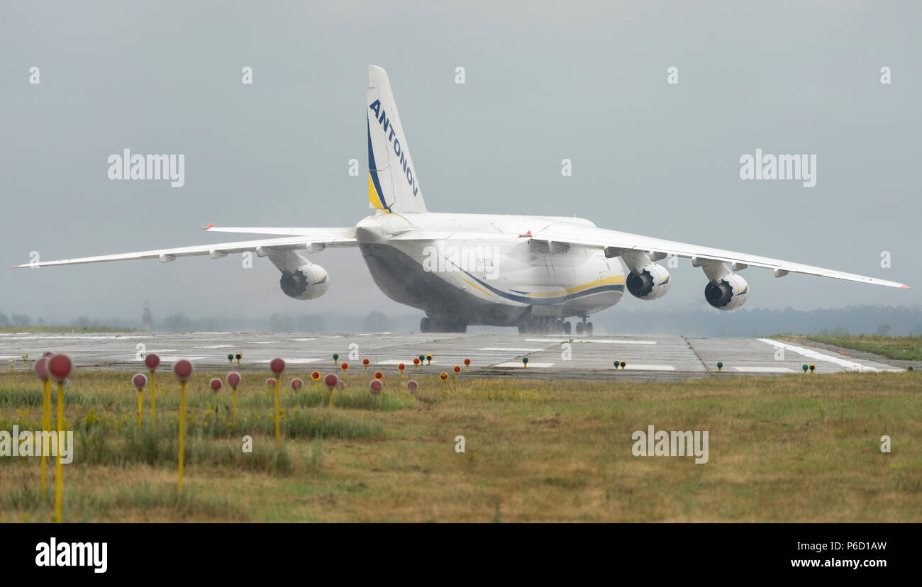 Eine -124-100 M-150 Ruslan ukrainischen Flugzeuge cargo Transporters in Gostomel Flughafen in Kiew, Ukraine. Sommer 2018, Antonov cargo Flugzeuge Stockfoto