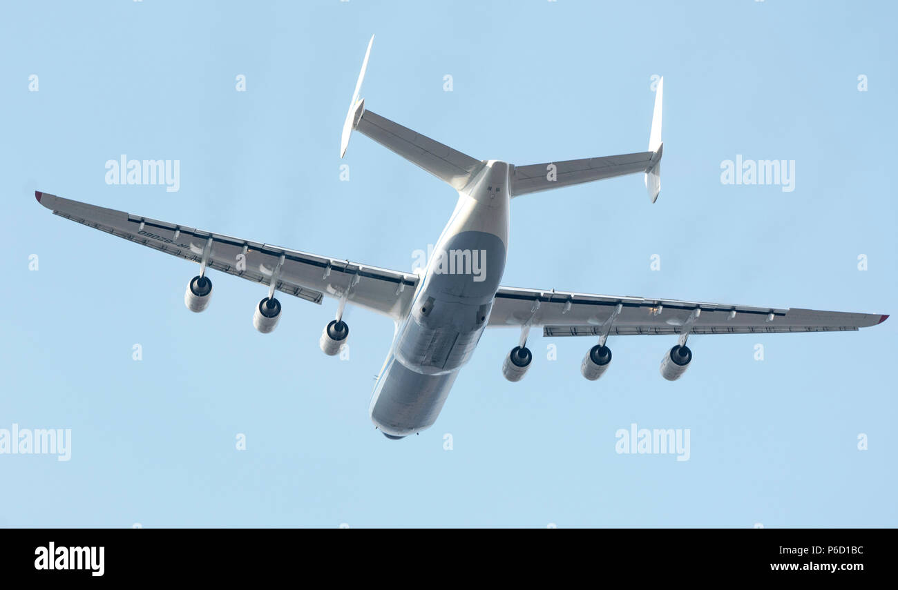 Antonov An-225 Mriya Flugzeug hebt ab dem Flughafen Gostomel in Kiew, Ukraine. Dieses Flugzeug ist das schwerste Flugzeug, das jemals gebaut wurde. Frühjahr 2018 Stockfoto