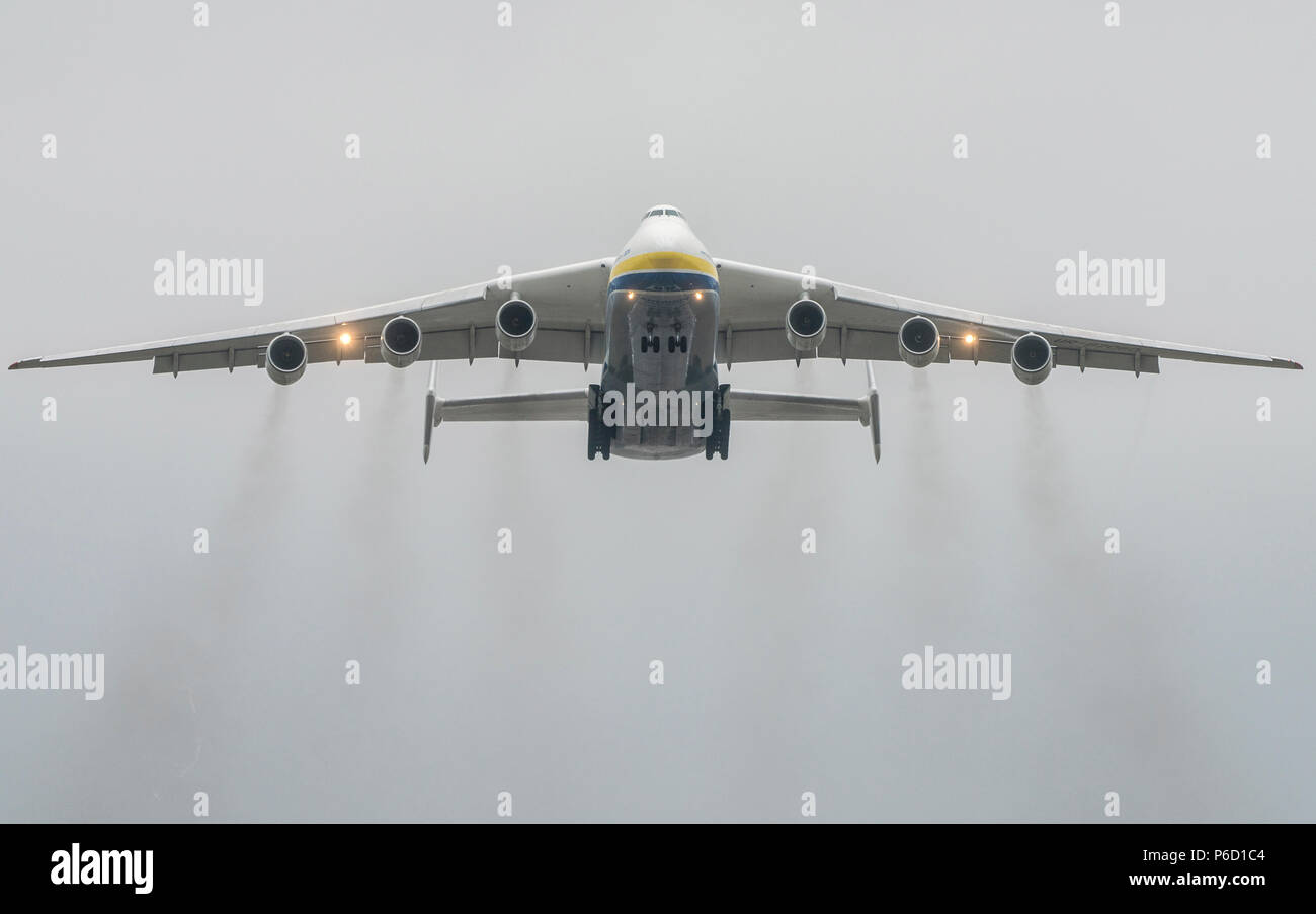 Antonov An-225 Mriya Flugzeug hebt ab dem Flughafen Gostomel in Kiew, Ukraine. Dieses gigantische Flugzeug ist das schwerste Flugzeug, das jemals gebaut wurde. Sommer Stockfoto