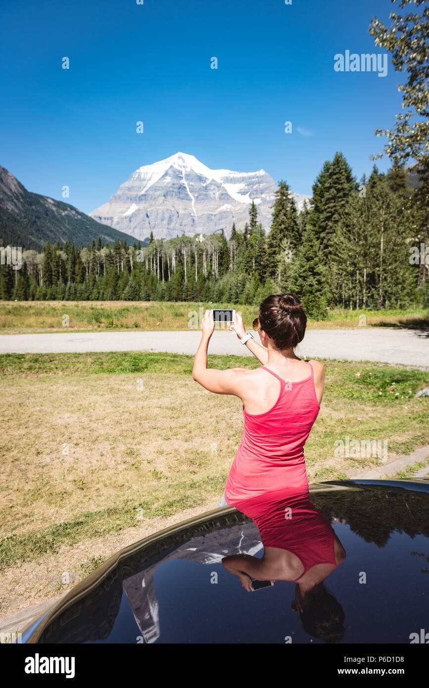 Frau nehmen Foto mit Handy Stockfoto