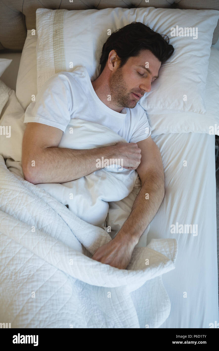 Mann schläft im Schlafzimmer Stockfoto