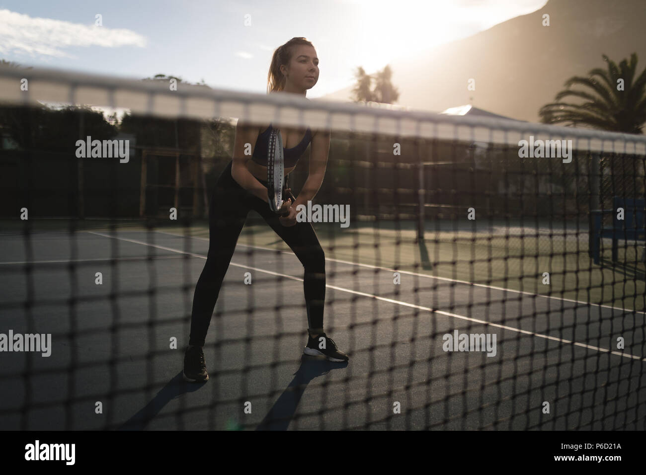 Frau üben Tennis Tennisplatz Stockfoto