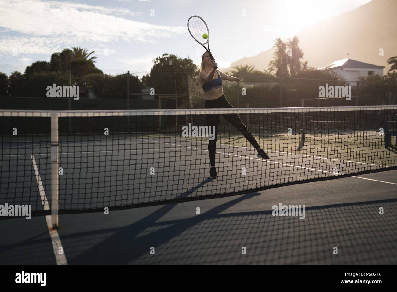 Frau üben Tennis auf dem Tennisplatz Stockfoto