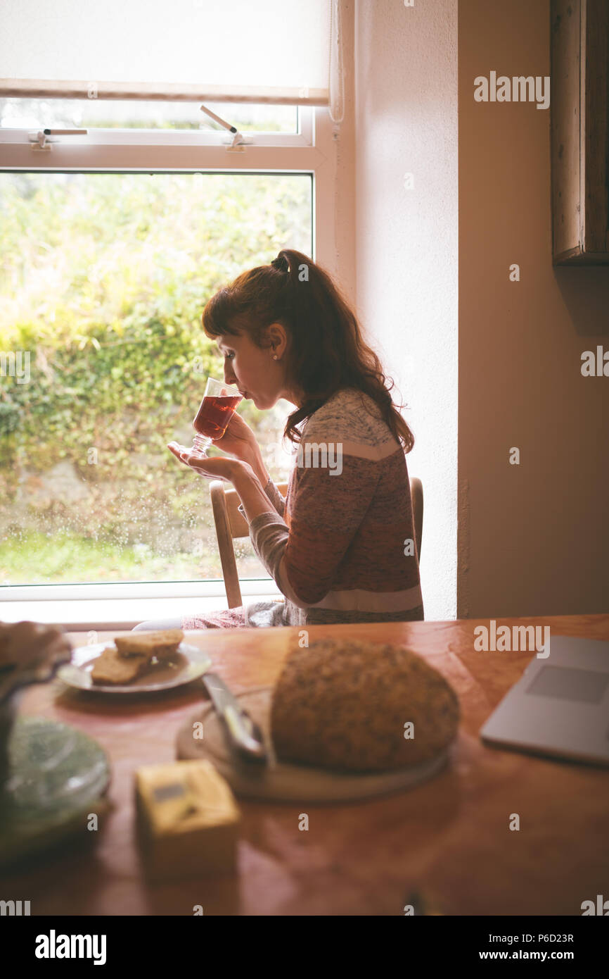 Frau mit einem Kaffee zu Hause Stockfoto