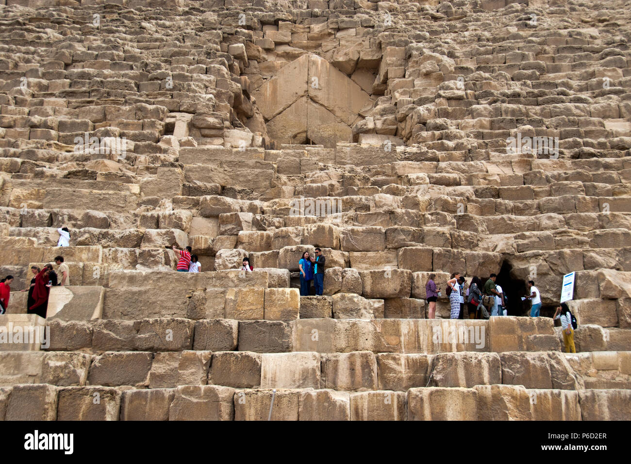 Touristen geben sie der Großen Pyramide (Cheops Pyramide, Pyramide des Cheops) durch die Räuber 'Tunnel, Giza, Ägypten. Stockfoto