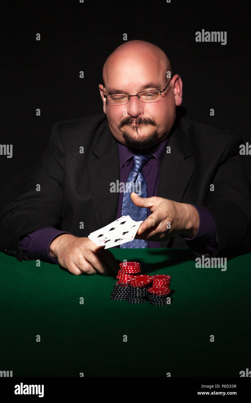 Card Player im Geschäft. Gläser und Krawatte mit Spielmarken auf schwarzem Hintergrund. Stockfoto