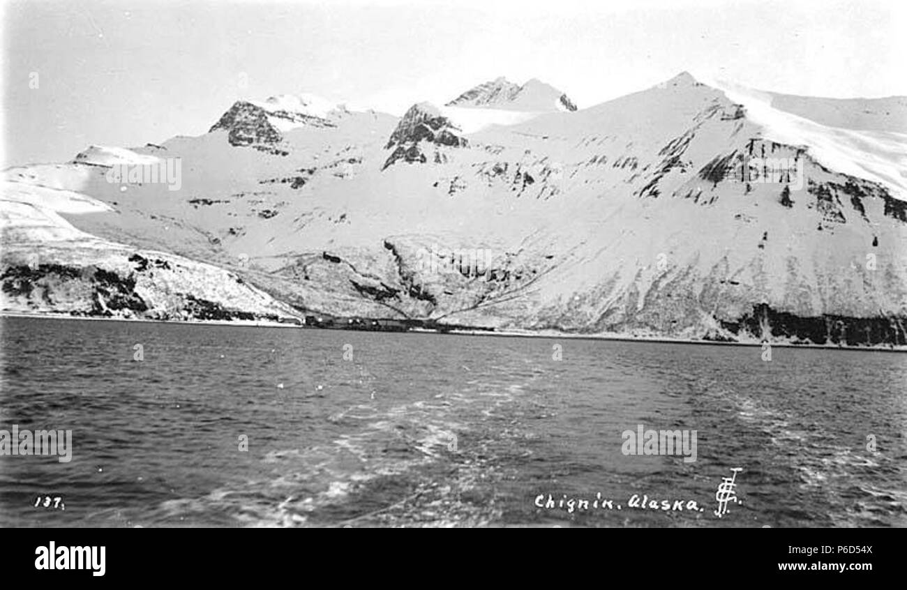 . Englisch: Blick zurück vom Schiff auf die chignik und Hills, Ca. 1912. Englisch: Legende auf Bild: Chignik, Alaska PH-Coll 247.36 der Stadt Chignik ist auf Anchorage Bay am südlichen Ufer der Alaska Halbinsel, 450 Meilen südwestlich von Anchorage und 260 km südwestlich von Kodiak. Vor Chignik, ein Kaniagmuit Native Dorf namens Kaluak wurde hier entfernt; es wurde in den späten 1700er Jahren während der Russischen Fell Boom zerstört. Chignik, ein Sugpiaq Wort mit der Bedeutung "Großer Wind" wurde in den späten 1800er Jahren als Fischerdorf und Cannery etabliert. Ein 4-Mast Segelschiff genannt wird, ist das 'Star von Alaska' transportiert Stockfoto