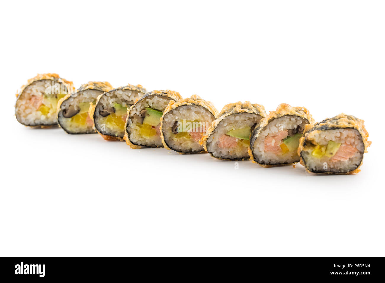 Tempura heiss gebraten Sushi maki traditionelle japanische Lebensmittel isoliert auf Weiss. Stockfoto
