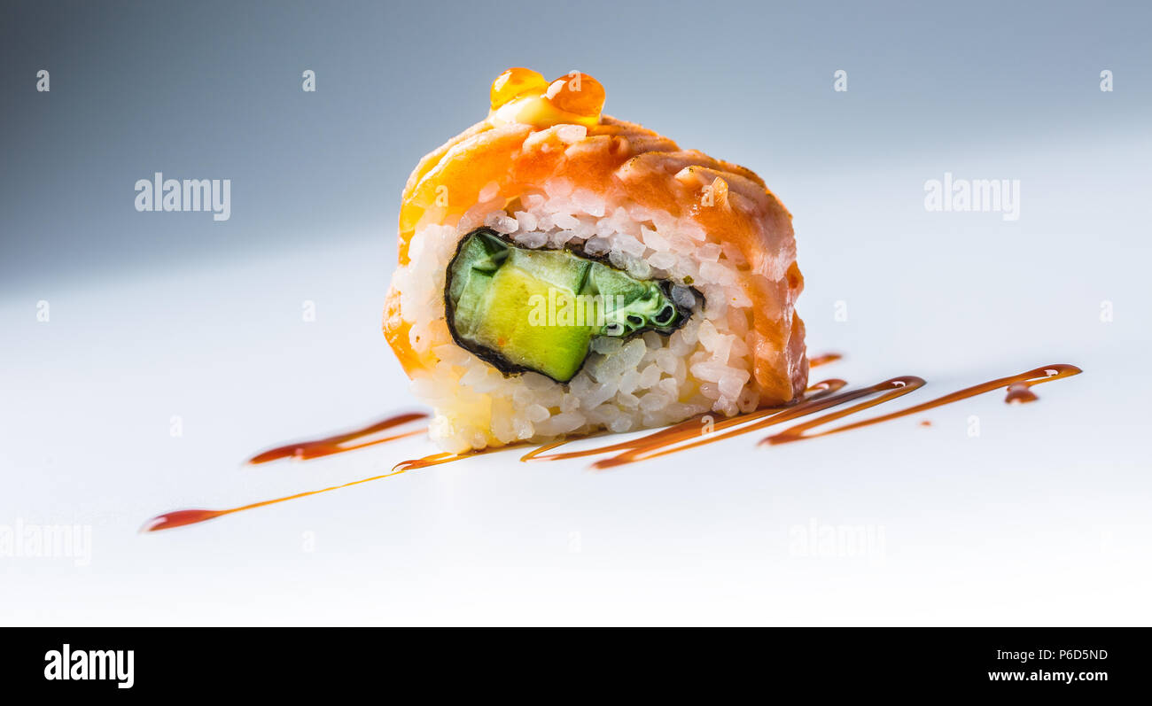 In der Nähe - uo Philadelphia roll Sushi mit Sojasauce. Stockfoto