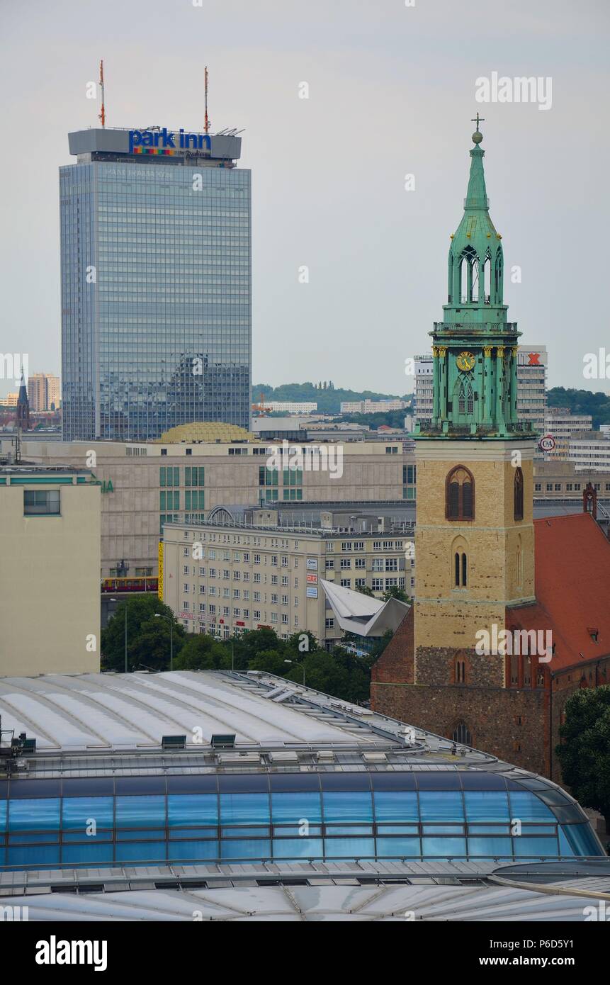 Berlin, Deutschland: Blick von der Kuppel des Doms in Richtung der Kirche St. Maria Stockfoto