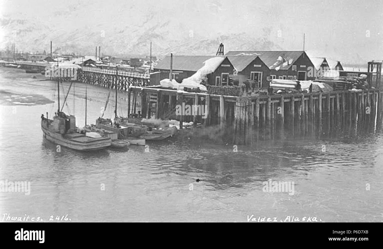 . Englisch: Valdez Waterfront, Ca. 1912. Englisch: Legende auf Bild: Valdez, Alaska PH-Coll 247.473 Valdez liegt am Nordufer des Port Valdez, ein tiefes Wasser Fjord im Prince William Sound. Es liegt 305 km östlich der Straße von Anchorage, und 364 Straße Meilen südlich von Fairbanks. Es ist die südliche Endstation der Trans-Alaska Pipeline. Der Hafen von Valdez wurde 1790 von Don Salvador Fidalgo genannt für die gefeierte spanische Marineoffizier Antonio Valdés y Basan. Aufgrund seiner hervorragenden eisfreien Hafen, einer Stadt, die 1898 als entladehafen Punkt für die Männer, eine Route zu dem Adler Bergbau Distric entwickelt Stockfoto