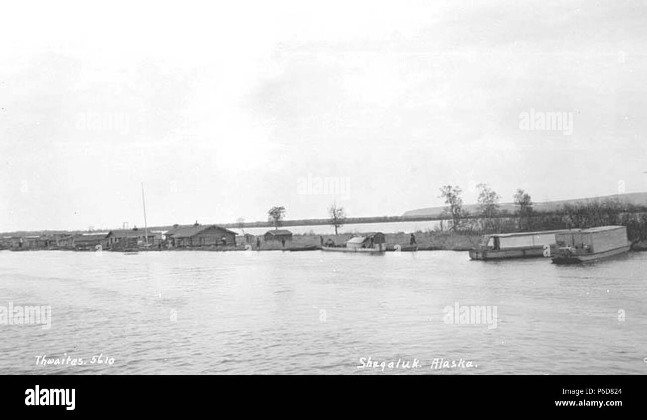 . Englisch: Blick auf Shageluk vom Innoko River, Ca. 1912. Englisch: Legende auf Bild: Shagaluk, Alaska PH-Coll 247.805 Shageluk liegt auf dem Ostufer der Innoko River gelegen, etwa 20 km östlich von Anvik und 34 km nordöstlich vom Heiligen Kreuz. Die innoko läuft in den Yukon River. Ingalik shageluk ist ein indisches Dorf berichtete zuerst als "Unentschieden" goshshitno" in 1850 von Lt. Zagoskin der russischen Marine. Im Jahre 1861, ein Historiker für die Russisch-amerikanische Unternehmen berichteten sechs Dörfer auf der Innoko. Diese wurden kollektiv die ' Chageluk Siedlungen", die im Rahmen der Volkszählung 1880 genannt. Shageluk becam Stockfoto