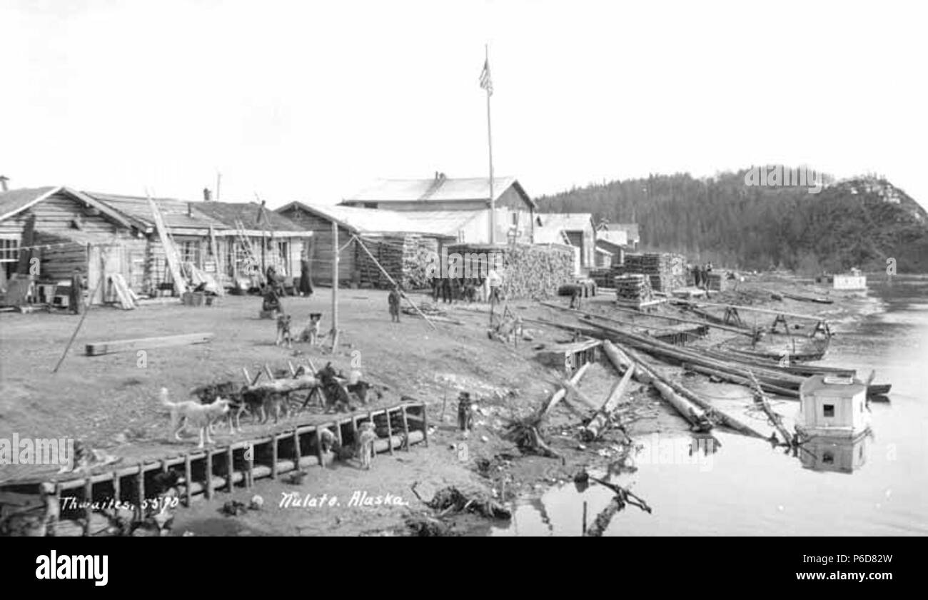 . Englisch: Dorf der Nulato mit Hund Tierheim im Vordergrund, Ca. 1912. Englisch: Legende auf Bild: Nulato, Alaska PH-Coll 247.768 Nulato liegt am Westufer des Yukon River, 35 km westlich von Bleiglanz und 310 Meilen westlich von Fairbanks. Es liegt in der nulato Hügel, über den Fluss aus dem innoko National Wildlife Refuge. Das koyukon Athabascans hatte traditionell Frühling, Sommer, Herbst und Winter Camps und bewegte, wie die Wild migriert. Es gab 12 Sommer Fisch lagern auf dem Yukon River zwischen den Koyukuk River und der Nowitna River entfernt. Nulato war der Handel zwischen Ath Stockfoto