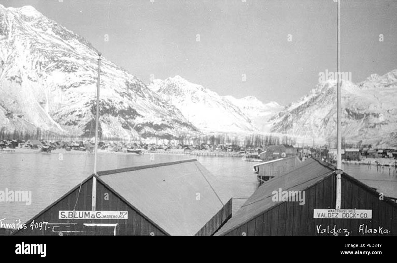 . Englisch: Waterfront über Hafen, mit Lagern in den Vordergrund, Valdez, Ca. 1912. Englisch: Legende auf Bild: Valdez, Alaska PH-Coll 247.548 Valdez liegt am Nordufer des Port Valdez, ein tiefes Wasser Fjord im Prince William Sound. Es liegt 305 km östlich der Straße von Anchorage, und 364 Straße Meilen südlich von Fairbanks. Es ist die südliche Endstation der Trans-Alaska Pipeline. Der Hafen von Valdez wurde 1790 von Don Salvador Fidalgo genannt für die gefeierte spanische Marineoffizier Antonio Valdés y Basan. Aufgrund seiner hervorragenden eisfreien Hafen, einer Stadt, die 1898 als entladehafen Punkt für m entwickelt. Stockfoto