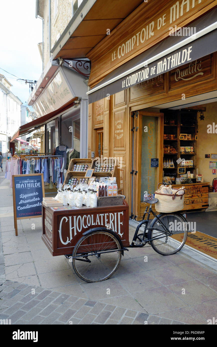 Dreirad Lieferung Bike, Werbung oder Öffentlichkeitsarbeit Bike oder Fahrrad ausserhalb Chocolaterie oder Süßwaren Store Vaison-la-Romaine Provence Frankreich Stockfoto