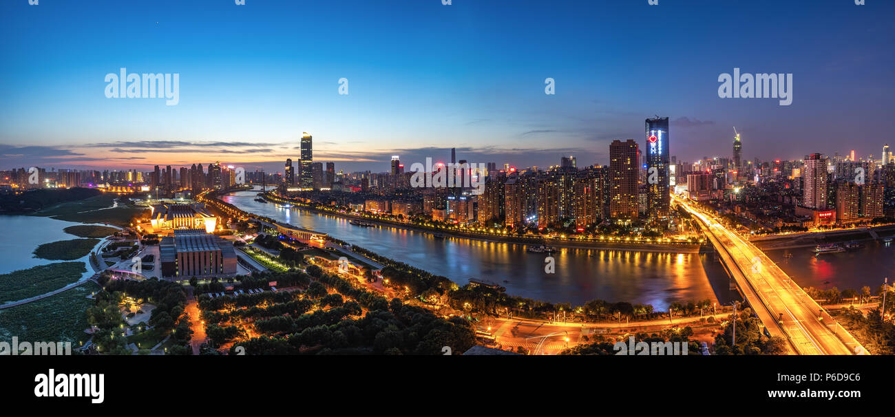 Die Skyline von Wuhan und der Jangtsekiang mit überhöhtem Wolkenkratzer, der in Wuhan Hubei China im Bau ist. Stockfoto