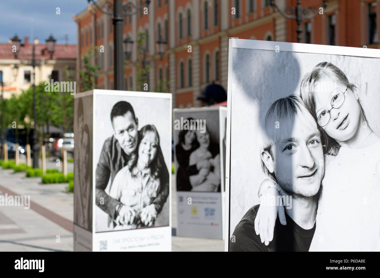 St. Petersburg, Russland - Juli 23, 2017: Poster mit einem Hilfsprojekt für Kinder mit Down-Syndrom, in denen Berühmtheiten aus Russland zu helfen Stockfoto