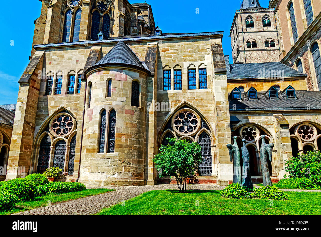 TRIER, Deutschland - 15. MAI 2018: die grünen und ruhigen Garten des Hohen Dom St. Peter, die älteste Kirche des Bischofs in Deutschland Stockfoto