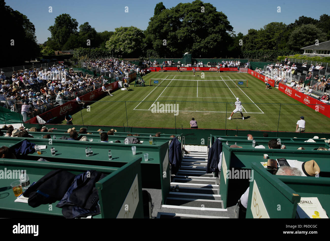 Rafael Nadal von Spanien dient der Lucas Pouille Frankreichs während Tag vier Der Aspall Klassiker an der Hurlingham Club, London. Stockfoto