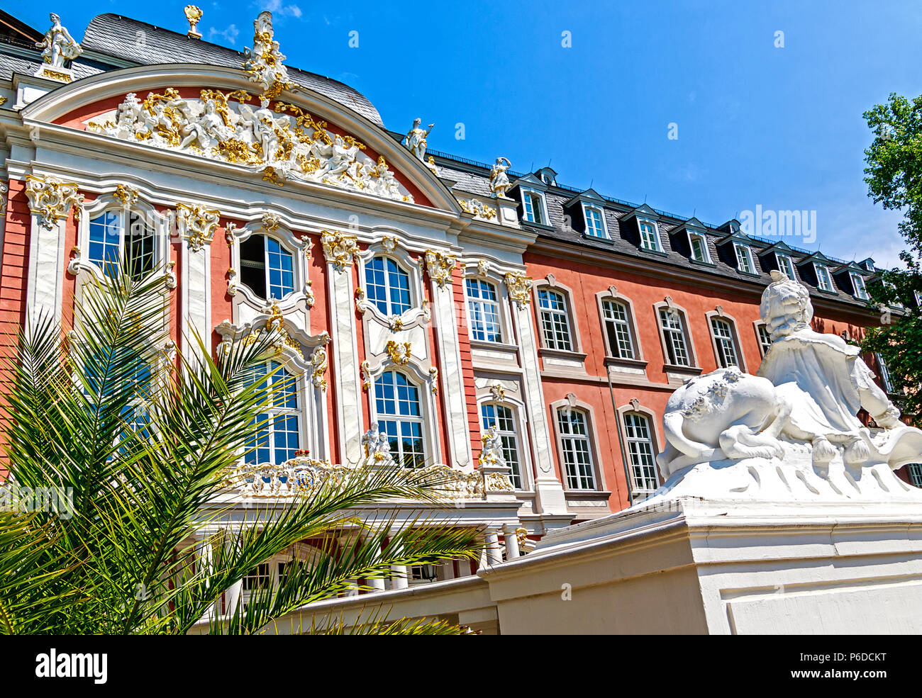 Trier, Deutschland - der Renaissance und des Rokoko Gebäude Kurfürstliche Schloss gilt als einer der schönsten Rokoko-paläste der Welt. Stockfoto