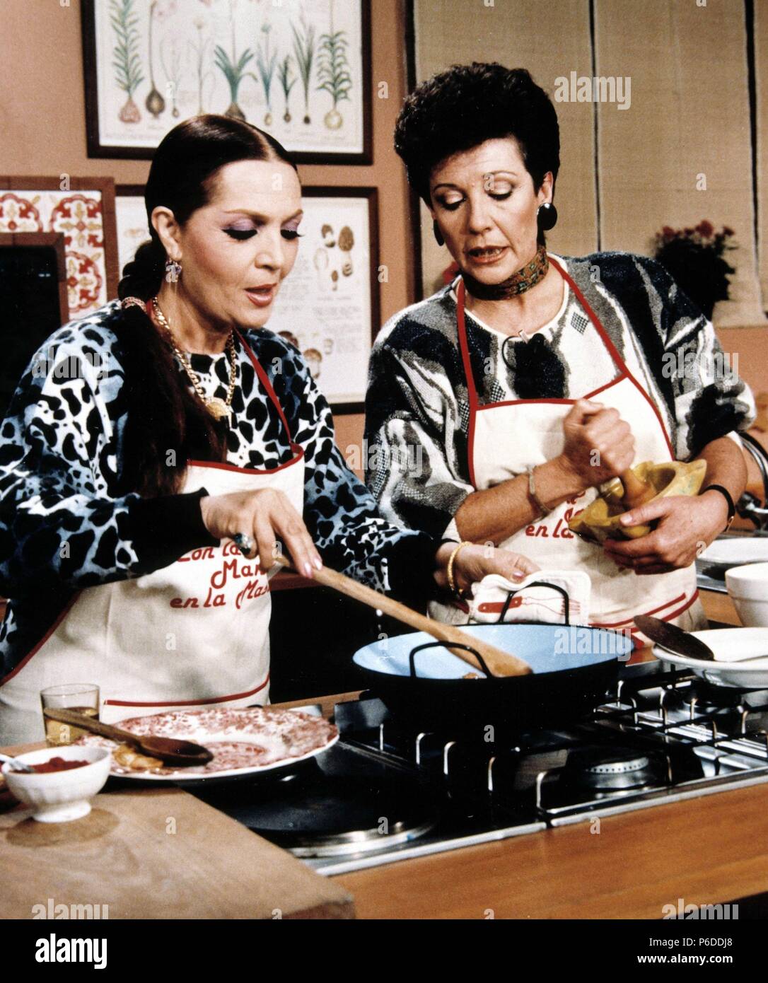 LA ACTRIZ Y CANTANTE SARA MONTIEL Y ELENA SANTONJA DURANTE EL PROGRAMA "CON LAS MANO EN LA MASA". Stockfoto