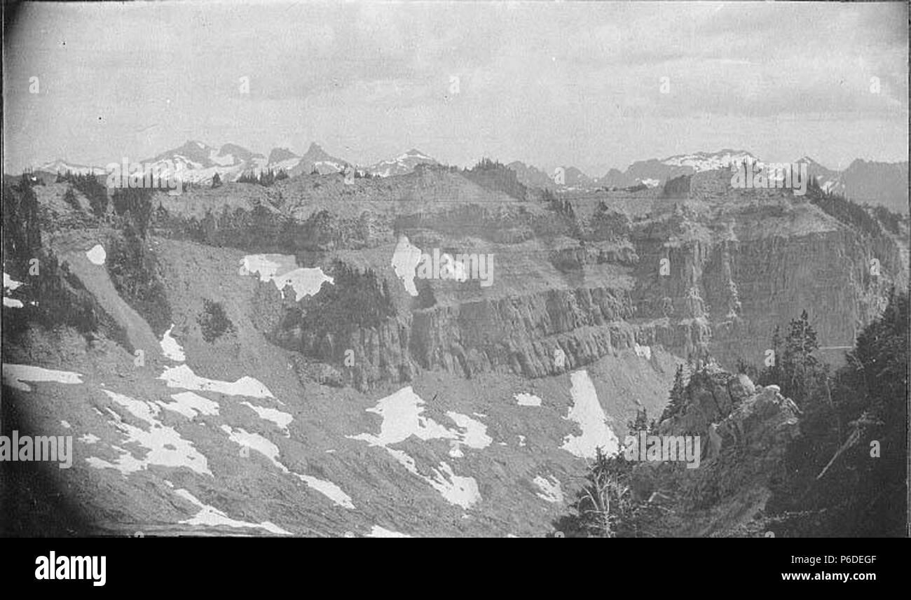 . Englisch: Fuß von Kautz Gletscher blick über Kautz Canyon, Juli 1897. Englisch: Legende im Album: Suchen S. E. über Kautz Canyon am 22. Juli. Südhang des Mt. Tacoma. In der Nähe des Fußes der Kautz Gletscher Juli 1897. Jetzt im Mount Rainier National Park, der 1899 gegründet wurde. PH-Coll 35.121 Themen (LCTGM): Gletscher - Washington (State); Klippen - Washington (State); Berge - Washington (State) Themen (LCSH): Kautz Glacier (Washington); Rainier, Mount (Wash.). 1897 43 Fuß von Kautz Gletscher blick über Kautz Canyon, Juli 1897 (4) SARVANT Stockfoto
