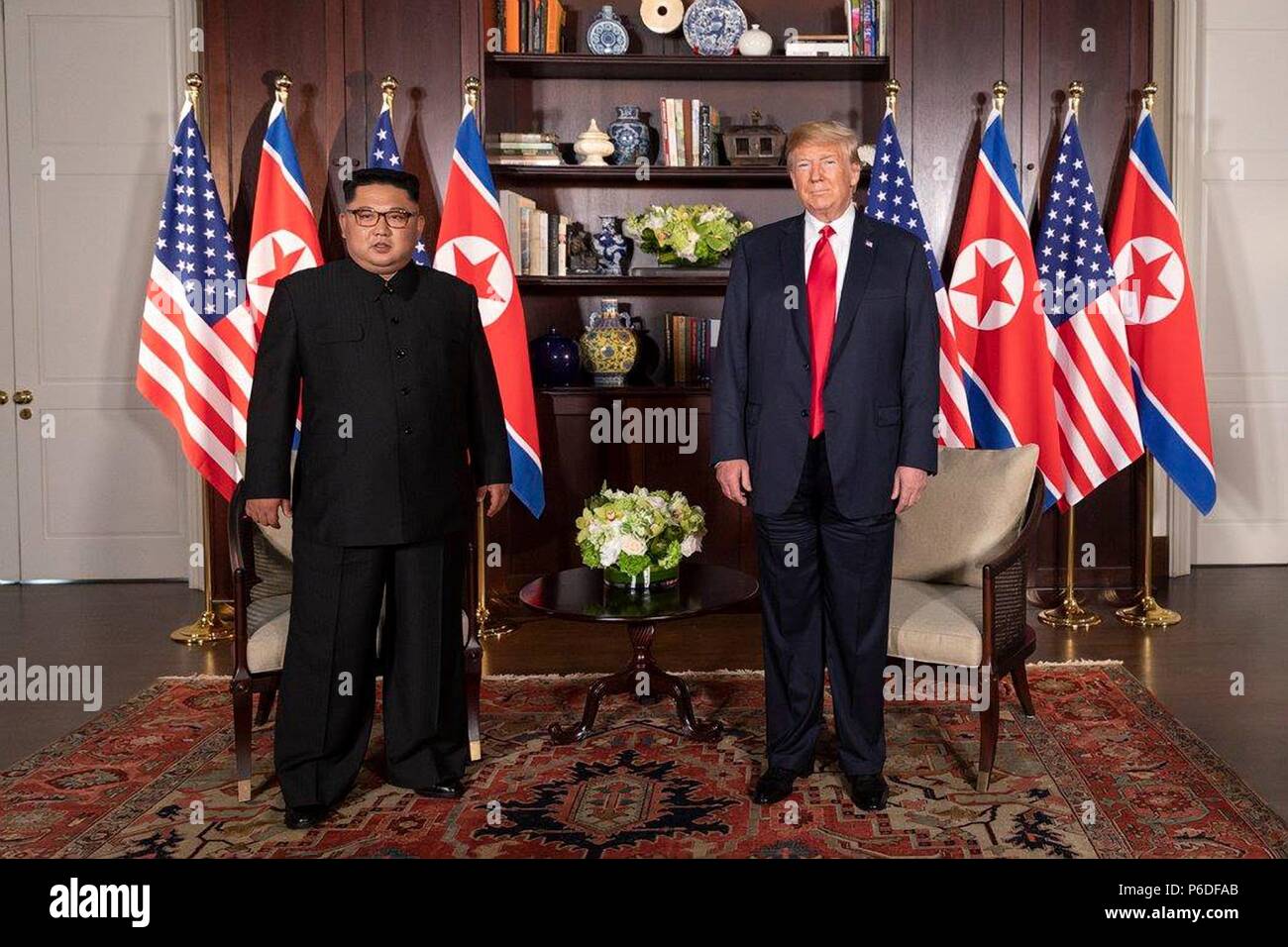 Us-Präsident Donald Trump, rechts, steht neben dem nordkoreanischen Führer Kim Jong Un vor Beginn ihrer bilateralen Treffen in der Capella resort Juni 12, 2018 in Insel Sentosa, Singapur. Stockfoto