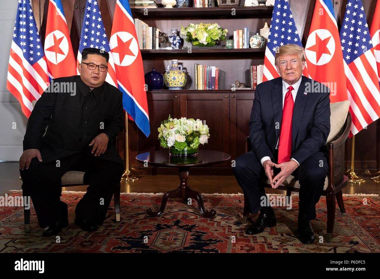 Us-Präsident Donald Trump, rechts, liegt neben dem nordkoreanischen Führer Kim Jong Un vor Beginn ihrer bilateralen Treffen in der Capella resort Juni 12, 2018 in Insel Sentosa, Singapur. Stockfoto