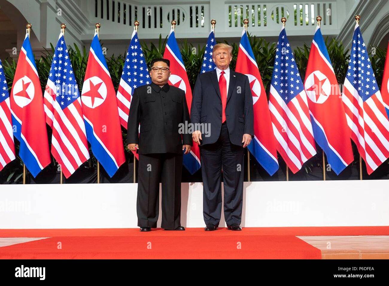 Us-Präsident Donald Trump, rechts, steht mit dem nordkoreanischen Führer Kim Jong Un während ihrer historischen Gipfel an der Capella resort Juni 12, 2018 in Insel Sentosa, Singapur. Stockfoto